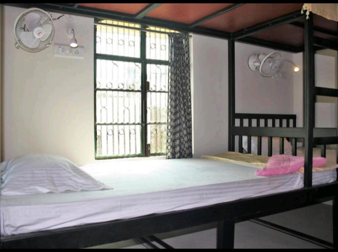 Monalisa Hostel Варанаси Экстерьер фото
