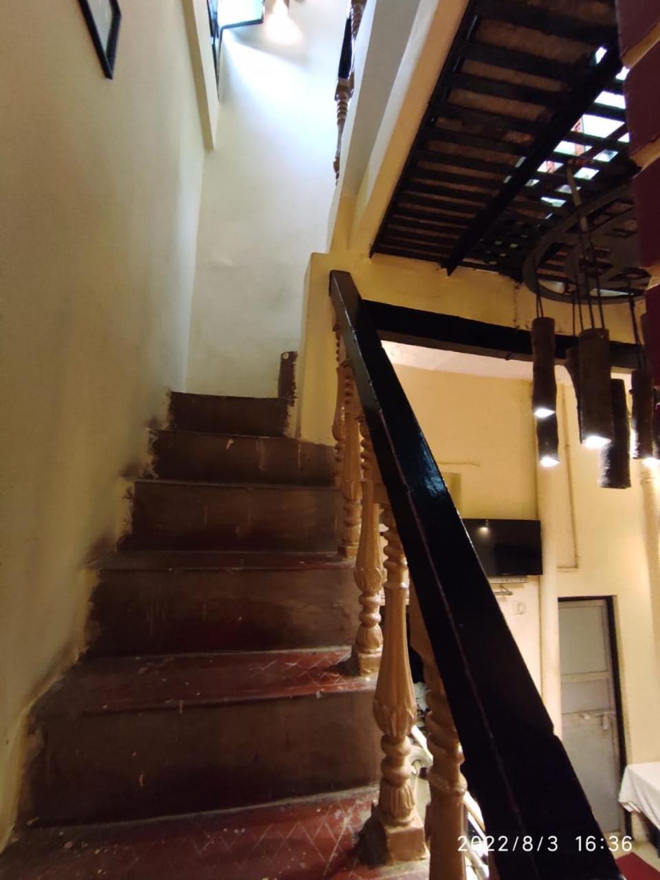 Monalisa Hostel Варанаси Экстерьер фото